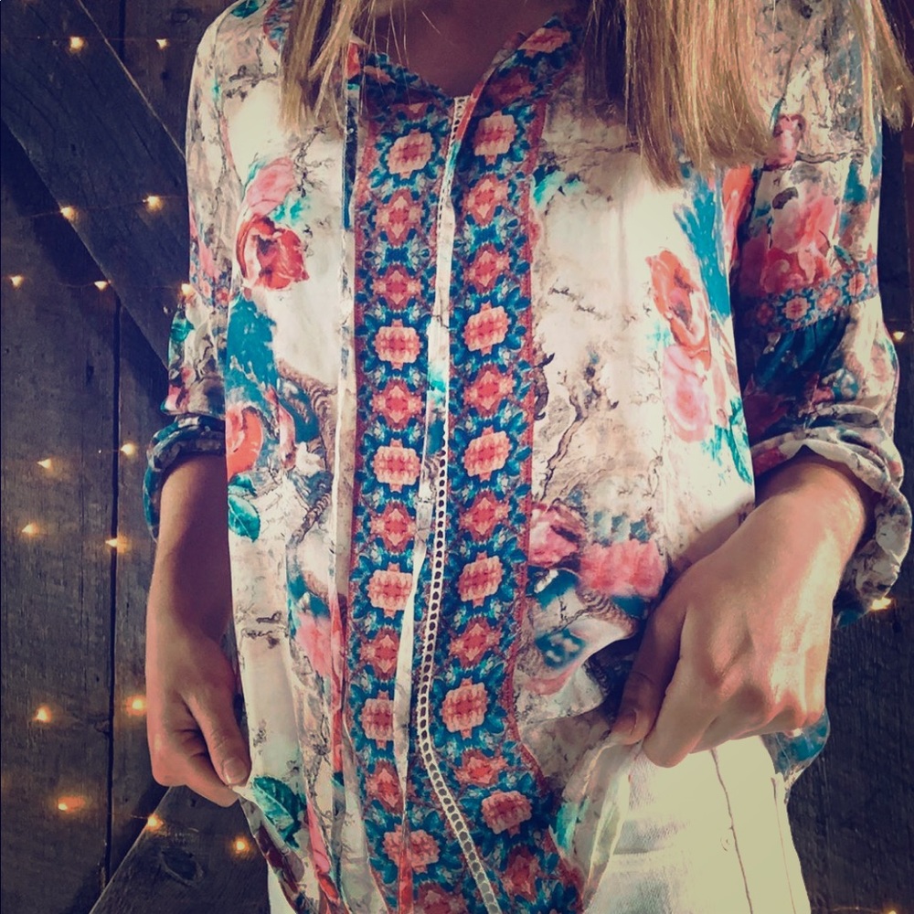 “Feathers by Tolani” floral vintage top
